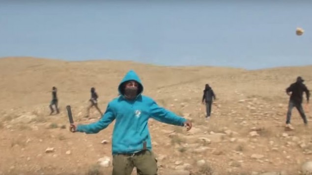 أحد المهاجمين يظهر وهو يرفع هراوة قبل لحظات من مهاجمته للحاخام أريك أشرمان في الضفة الغربية، الجمعة، 21 أبريل، 2017. (Screen capture YoTube) أحد المهاجمين يظهر وهو يرفع هراوة قبل لحظات من مهاجمته للحاخام أريك أشرمان في الضفة الغربية، الجمعة، 21 أبريل، 2017. (Screen capture YoTube)