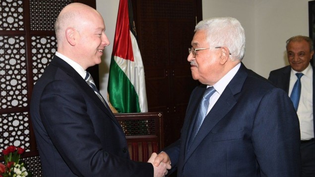 رئيس السلطة الفلسطينية محمود عباس (من اليمين) يلتقي بجيسون غرينبلات، مبعوث الرئيس الأمريكي دونالد ترامب الخاص للمحادثات الدولية، في مدينة رام الله في الضفة الغربية، 14 مارس، 2017. (WAFA)