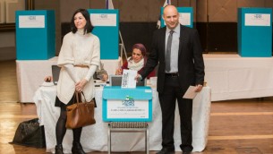 رئيس حزب البيت اليهودي نفتالي بينيت، وزوجته غيلات، يدلون باصواتهما خلال الانتخابات التمهيدية للحزب في القدس، 14 يناير 2014 (Yonatan Sindel/Flash90)
