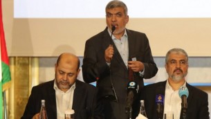 رئيس المكتب السياسي لحركة حماس خالد مشعل (من اليمين) خلال مؤتمر صحفي في العاصمة القطرية، الدوحة، 1 مايو، 2017. (AFP PHOTO / KARIM JAAFAR)