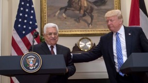 الرئيس الامريكي دونالد ترامب ورئيس السلطة الفلسطينية محمود عباس خلال مؤتمر صحفي مشترك في البيت الابيض، 3 مايو 2017 (AFP PHOTO / NICHOLAS KAMM)