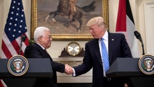 الرئيس الامريكي دونالد ترامب ورئيس السلطة الفلسطينية محمود عباس خلال مؤتمر صحفي مشترك في البيت الابيض، 3 مايو 2017 (AFP PHOTO / NICHOLAS KAMM)