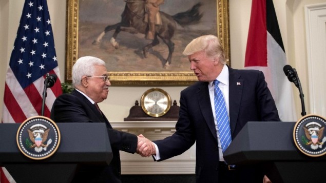 الرئيس الامريكي دونالد ترامب ورئيس السلطة الفلسطينية محمود عباس خلال مؤتمر صحفي مشترك في البيت الابيض، 3 مايو 2017 (AFP PHOTO / NICHOLAS KAMM) الرئيس الامريكي دونالد ترامب ورئيس السلطة الفلسطينية محمود عباس خلال مؤتمر صحفي مشترك في البيت الابيض، 3 مايو 2017 (AFP PHOTO / NICHOLAS KAMM)