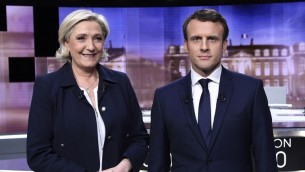 المرشحين للانتخابات الرئاسية الفرنسية مارين لوبن وايمانويل ماكرون قبل المناظرة التلفزيونية بينهما، 3 مايو 2017 (ERIC FEFERBERG / POOL / AFP)
