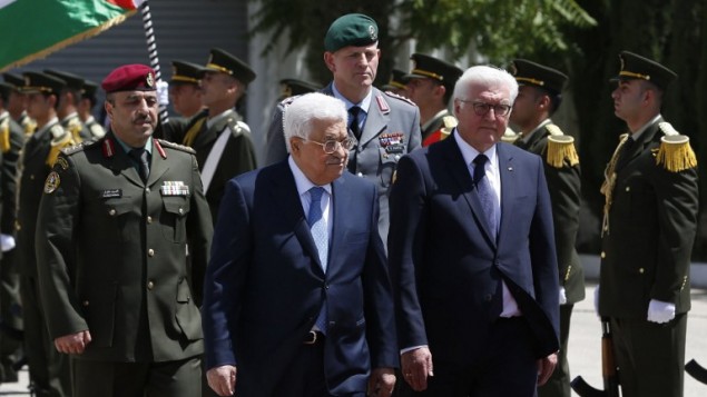 رئيس السلطة الفلسطينية محمود عباس والرئيس الالماني فرانك فالتر شتاينماير خلال حفل استقبال في مقر السلطة الفلسطينية في رام الله، 9 مايو 2017 (AFP PHOTO / ABBAS MOMANI)