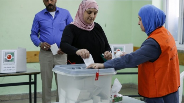 سيدة فلسطينية تدلي بصوتها خلال الإنتخابات المحلية في مدينة رام الله في الضفة الغربية، 13 مايو، 2017. (AFP PHOTO / ABBAS MOMANI)