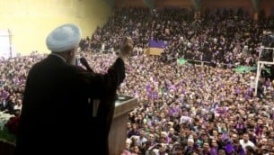 الرئيس الإيراني والمرشح في الانتخابات الرئاسية المقبلة حسن روحاني في مدينة أردبيل شمال غرب ايران في 17 مايو 2017 AFP Photo/Behrouz Mehri