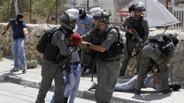 عناصر حرس الحدود والشرطة السرية يعتقلون متظاهرين فلسطينيين خلال اشتباكات عند مدخل مدينة بيت لحم في الضفة الغربية، 19 مايو 2017 (AFP PHOTO / Musa AL SHAER)