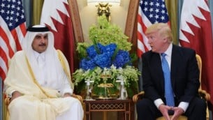 أمير قطر الشيخ تميم بن حمد آل ثاني في الرياض خلال لقاء مع الرئيس الأمريكي دونالد ترامب، 21 مايو، 2017. (AFP/ MANDEL NGAN)