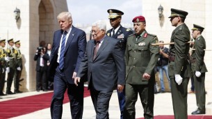 الرئيس الامريكي دونالد ترامب ورئيس السلطة الفلسطينية محمود عباس خلال استقبال ترامب في القصر الرئاسي في بيت لحم، 23 مايو 2017 (Thomas COEX / AFP)
