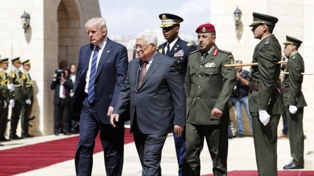 الرئيس الامريكي دونالد ترامب ورئيس السلطة الفلسطينية محمود عباس خلال استقبال ترامب في القصر الرئاسي في بيت لحم، 23 مايو 2017 (Thomas COEX / AFP)