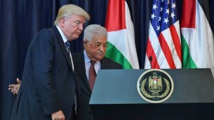 الرئيس الأمريكي دونالد ترامب (من اليسار) ورئيس السلطة الفلسطينية محمود عباس يغادران بعد مؤتمر صحفي مشترك في القصر الرئاسي في مدينة بيت لحم في الضفة الغربية، 23 مايو، 2017. (AFP/ MANDEL NGAN)