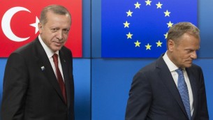 الرئيس التركي رجب طيب اردوغان ورئيس المجلس الاوروبي دونالد توسك قبل قمة حلف شمال الاطلسي في بروكسل، 25 مايو 2017 (OLIVIER HOSLET / POOL / AFP)