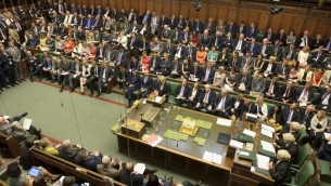 رئيسة الوزراء البريطانية تيريزا ماي تجيب على أسئلة في البرلمان، 20 يوليو، 2016. (UK Parliament/Jessica Taylor)