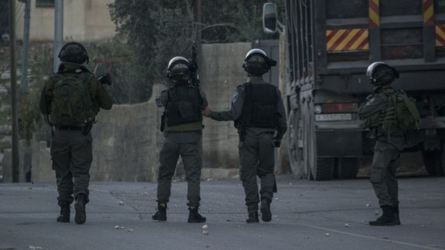 شرطة الحدود في موقع هجوم طعن بالقرب من بلدة ابو ديس في القدس الشرقية، 10 نوفمبر 2015 (Israel Police)