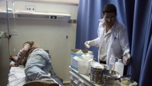 صورة للتوضيح: رجل يتلقي العلاج في مستشفى فلسطيني في رام الله، 178 مارس، 2011. (Issam Rimawi/Flash90)