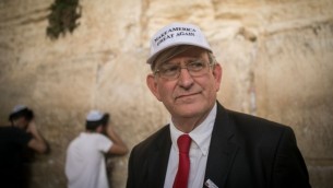 مارك زيل، الرئيس المشارك لفرع الحزب الجمهوري الأمريكي في إسرائيل، في زيارة إلى الحائط الغربي في البلدة القديمة في القدس، 9 نوفمبر، 2016، بعد يوم من فوز مرشح الرئاسة الجمهوري للرئاسة الأمريكية دونالد ترامب بالإنتخابات. (Yonatan Sindel/Flash90)