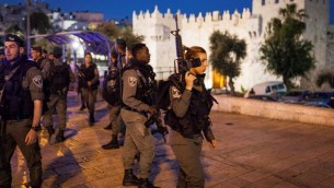صورة توضيحية: حرس الحدود امام باب العامود بعد اشتباكات مع متظاهرين فلسطينيين، 24 ابريل 2017 (Noah Park/Flash90)