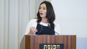 وزير الثقافة ميري ريغيف تلقي كلمة خلال مراسم في الكنيست لتكريم مضيئي  الشعلة في يوم الإستقلال ال69 لدولة إسرائيل في جبل هرتسل، 26 أبريل، 2017.(Yonatan Sindel/Flash90)