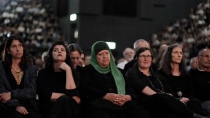 فلسطينيون وإسرائيليون يشاركون في المراسم التذكارية لضحايا الصراع الإسرائيلي-الفلسطيني في تل أبيب، 30 أبريل، 20017،  في اليوم الذي تحيي فيه إسرائيل يوم ذكرى القتلى من جنودها والمدنيين ضحايا الهجمات. (Tomer Neuberg/Flash90)