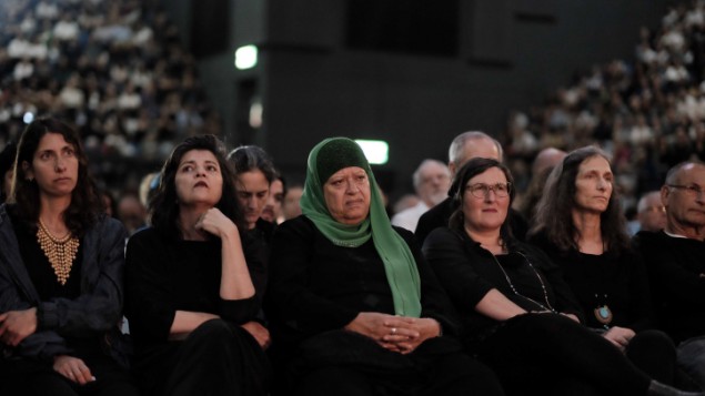 فلسطينيون وإسرائيليون يشاركون في المراسم التذكارية لضحايا الصراع الإسرائيلي-الفلسطيني في تل أبيب، 30 أبريل، 20017،  في اليوم الذي تحيي فيه إسرائيل يوم ذكرى القتلى من جنودها والمدنيين ضحايا الهجمات. (Tomer Neuberg/Flash90)
