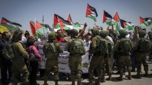 جنود إسرائيليون يوقفون تظاهرة لفلسطينيين عند حاجز حوارة، في مدينة نابلس في الضفة الغربية، 11 مايو، 2017.(Nasser Ishtayeh/Flash90)