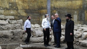 رئيس الوزراء بنيامين نتنياهو في انفاق الحائط الغربي في القدس قبل بدء الجلسة الاسبوعية للحكومة في الموقع بمناسبة الذكرى الخمسين ليوم القدس، 28 مايو 2017 (Kobi Gideon/GPO)