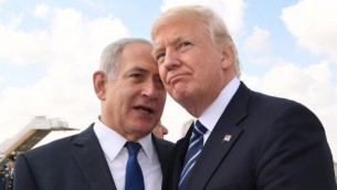 رئيس الوزراء الإسرائيلي بينيامين نتنياهو (من اليسار) والرئيس الأمريكي دونالد ترامب يتبادلان الحديث في مطار بن غوريون قبيل مغادرة الأخير لإسرائيل في 23 مايو، 2017. (Koby Gideon/GPO)