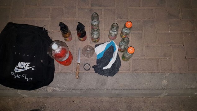 مكونات زجاجات حارقة تم العثور عليها داخل حقيبة مراهقان من القدس الشرقية تم اعتقالهما في جبل المكبر، مايو 2017 (Israel Police)