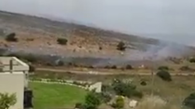 الدخان يتصاعد من حقل الغام اشعله انصارتنظيم حزب الله بمحاذاة الحدود الإسرائيلية اللبنانية، 25 مايو 2017 (Screenshot) الدخان يتصاعد من حقل الغام اشعله انصارتنظيم حزب الله بمحاذاة الحدود الإسرائيلية اللبنانية، 25 مايو 2017 (Screenshot)