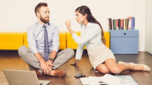 صورة توضيحية: سيدة أعمال تهدد زميلها.  (iStock by Getty Images)