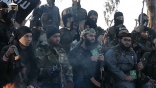 لقطة شاشة من فيديو دعائي لتنظيم داعش، يظهر فيه مقاتلون يدعون المسلمين إلى التخلي عن جوازات سفرهم الأجنبية والإنضمام إلى التنظيم الإرهابي. (YouTube)