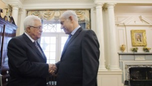 من الأرشيف: رئيس السلطة الفلسطينية محمود عباس، من اليسار، يصافح رئيس الوزراء بينيامين نتنياهو قبل إجراء محادثات مباشرة في وزارة الخارجية الأمريكية في واشنطن، 2 سبتبمر، 2010. (Jason Reed-Pool/Getty Images via JTA)