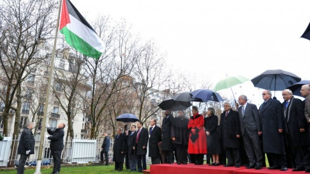 رفع العلم الفلسطيني خارج مقر منظمة الأمم المتحدة للتربية والعلوم والثقافة (اليونسكو) في باريس، في مراسيم رسمية للإحتفال بالقبول الكامل لفلسطين في المنظمة كالعضو رقم 195، في ديسمبر 2011. (UN/UNESCO/Danica Bijeljac)