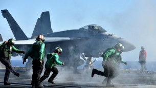 طائرة حربية امريكية من طراز F/A-18E Super Hornet على متن سفينة في البحر المتوسط، 6 يوليو 2016 (AFP PHOTO / ALBERTO PIZZOLI)