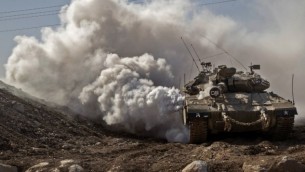 دبابة ’مركافاه’ إسرائيلية على الحدود الإسرائيلية مع سوريا في هضبة الجولان، 28 نوفمبر، 2016.  (AFP PHOTO/JACK GUEZ)