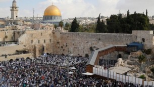 مصلون يهود خلال الحتفال السنوي ببركة الكهنة عند الحائط الغربي في البلدة القديمة في القدس، 19 أكتوبر، 2016. (AFP/Gil Cohen-Magen)
