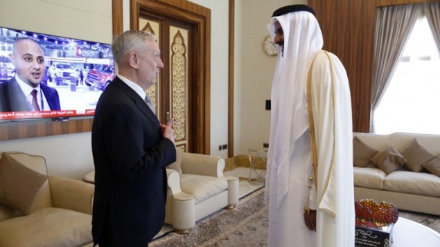 امير قطع الشيخ تميم بن حمد الثاني يرحب بوزير الدفاع الامريكي جيمس ماتيس في قصر الامير البحري في الدوحة، 22 ابريل 2017 (AFP Photo/Pool/Jonathan Ernst)