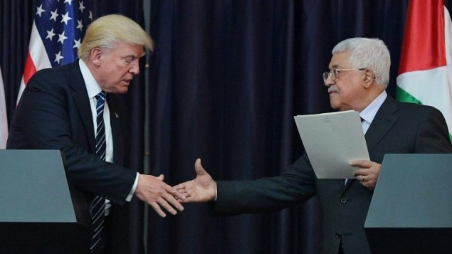 الرئيس الأمريكي دونالد ترامب (من اليسار) ورئيس السلطة الفلسطينية محمود عباس يغادران بعد مؤتمر صحفي مشترك في القصر الرئاسي في مدينة بيت لحم في الضفة الغربية، 23 مايو، 2017. (AFP/ MANDEL NGAN)