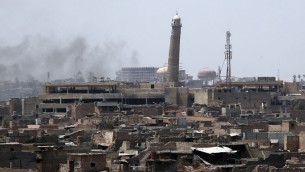 الدخان يتصاعد من البلدة القديمة في الموصل، خلال هجوم للقوات العراقية لاستعادة اخر محافظة لا زال تنظيم الدولة الإسلامية يسطر عليها، 18 يونيو 2017 (AFP Photo/Ahmad al-Rubaye)