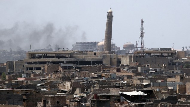 الدخان يتصاعد من البلدة القديمة في الموصل، خلال هجوم للقوات العراقية لاستعادة اخر محافظة لا زال تنظيم الدولة الإسلامية يسطر عليها، 18 يونيو 2017 (AFP Photo/Ahmad al-Rubaye)