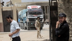 شاحنات مصرية تحمل وقودا تدخل قطاع غزة من مصر عبر معبر رفح الحدودي، 21 يونيو، 2017. (AFP / SAID KHATIB)