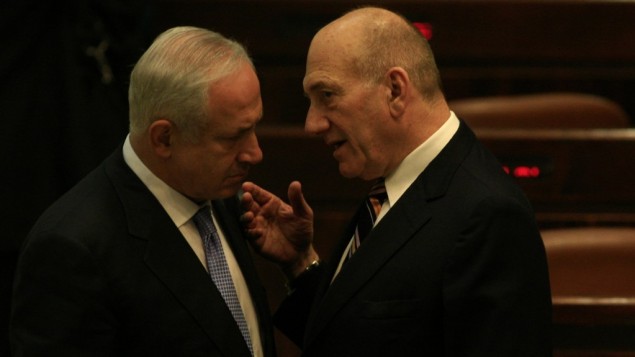 رئيس الوزراء بنيامين نتنياهو (يسار) مع إيهود أولمرت في عام 2009. ( Yossi Zamir/Flash90). رئيس الوزراء بنيامين نتنياهو (يسار) مع إيهود أولمرت في عام 2009. ( Yossi Zamir/Flash90).