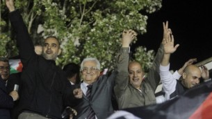 رئيس السلطة الفلسطينية محمود عباس، يحيط به السجناء الفلسطينيون الذين أطلق سراحهم مؤخرا، يحيي الحشد في رام الله، في 30 أكتوبر / تشرين الأول 2013. (Issam Rimawi/Flash90).