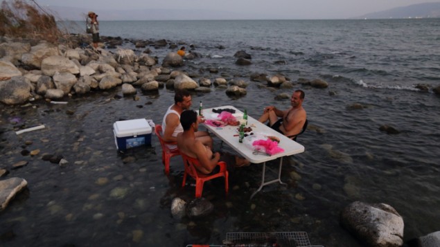 اسرائيليون في بحيرة طبريا، 18 اغسطس 2014 (Yaakov Naumi/Flash90) اسرائيليون في بحيرة طبريا، 18 اغسطس 2014 (Yaakov Naumi/Flash90)