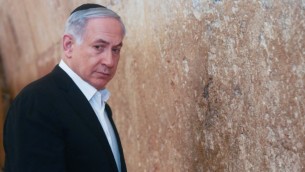 رئيس الوزراء بينيامين نتنياهو في زيارة إلى الحائط الغربي في البلدة القديمة في القدس، 28 فبراير، 2015. (Marc Israel Sellem/POOL)