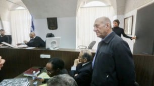 رئيس الوزراء السابق إيهود أولمرت في قاعة محكمة الصلح في القدس، 2 فبراير، 2016.(Gili Yohanan/POOL)