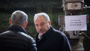 وزير الدفاع أفيغدور ليبرمان (من اليمين) ورئيس الوزراء بينيامين نتنياهو خلال زيارة لفرقة الضفة الغربية في الجيش الإسرائيلي، بالقرب من مستوطنة بيت إيل، 10 يناير، 2017. (Hadas Parush/FLASH90)
