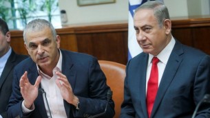 رئيس الوزراء بنيامين نتانياهو ووزير المالية موشيه كاهلون في اجتماع مجلس الوزراء الأسبوعي في مكتب رئيس الوزراء في القدس في 22 يناير 2017. (Alex Kolomoisky/Pool).