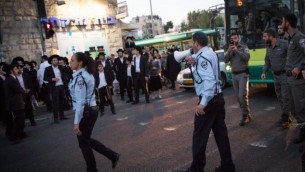 صورة توضيحية لشارع بار إيلان في القدس، خلال تظاهرات ضد التجنيد. 18 أبريل، 2017. (Yonatan Sindel/Flash90)